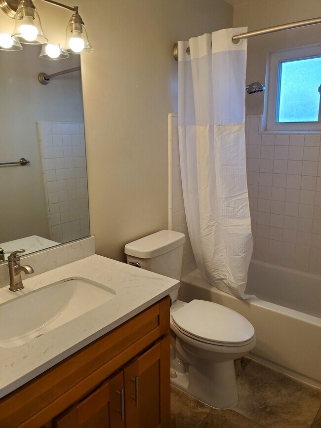 Building Photo - 3528 Agate Dr