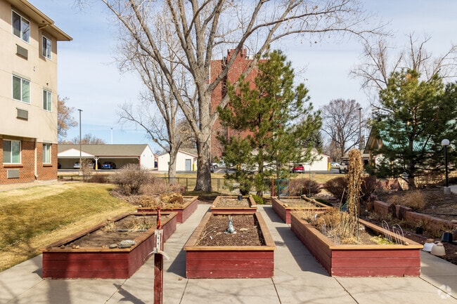 Outdoor Garden - Highland West Senior Citizens Apartments