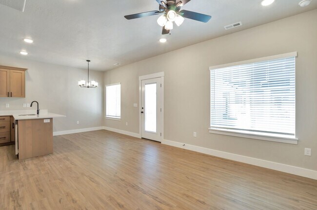 Foto del edificio - Stunning 3 Bed - 2.5 Bath Townhome in Amazing Layton Location! Available on NOW!