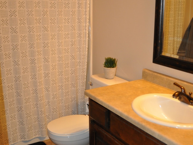 Building Photo - Spacious Pleasant Grove Townhome