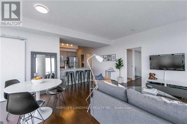 Building Photo - 832 Bay St.