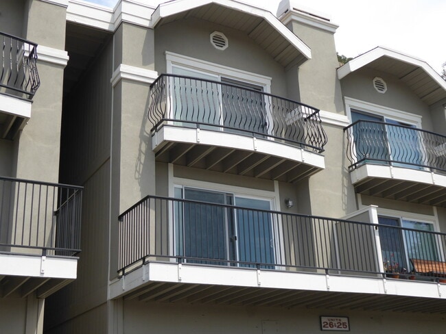 Foto del edificio - BEAUTIFULLY UPDATED 2 BD/1.5 BA, 2-STORY, END UNIT CONDO WITH GREAT HILL VIEWS IN SAN RAFAEL