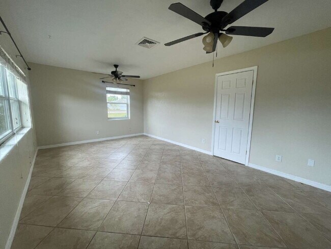Foto del edificio - 3-Bedroom and 2-Bathroom Half Duplex