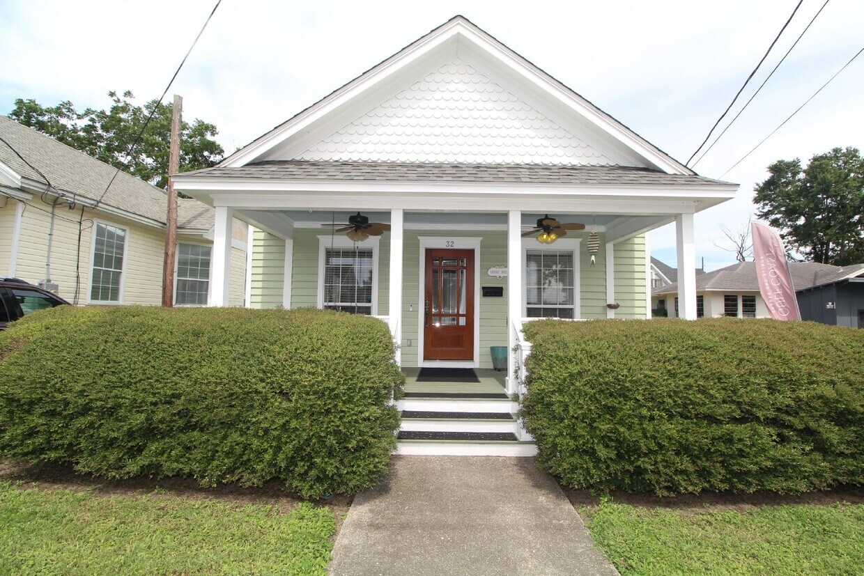 Foto principal - Charming Downtown 2BR/1BA Cottage – Hardwood Floors, Granite Kitchen, Front Porch, Fenced Backyar...