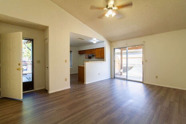 Foto del edificio - Check Out This Charming 2-Bed Gem with Private Pool