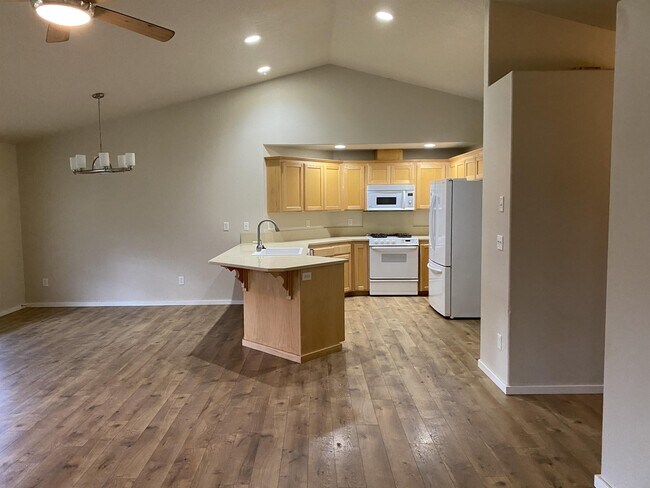 Building Photo - 585 Creswood Dr