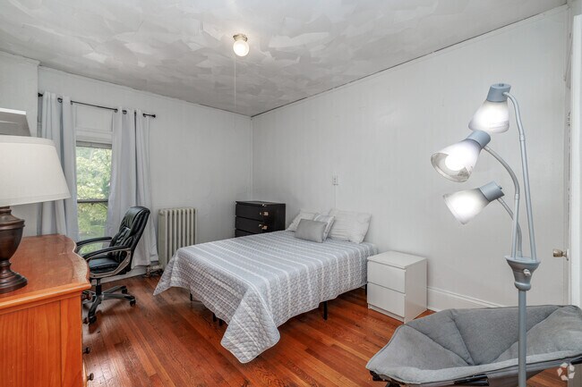 6 habitaciones, 1 baño - 1800 pies cuadrados - Dormitorio - 111 Osmun Place - See Details