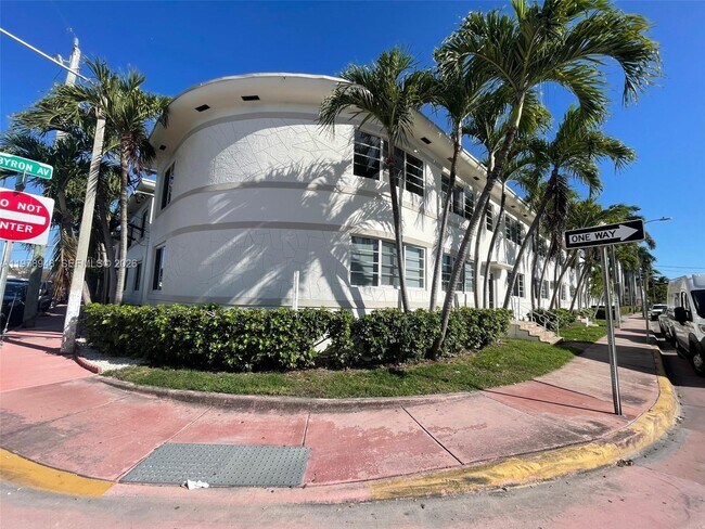 Foto del edificio - 8345 Byron Ave