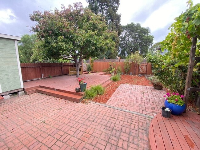 Building Photo - Advent - Low Deposit Bright Home W/ Laundr...