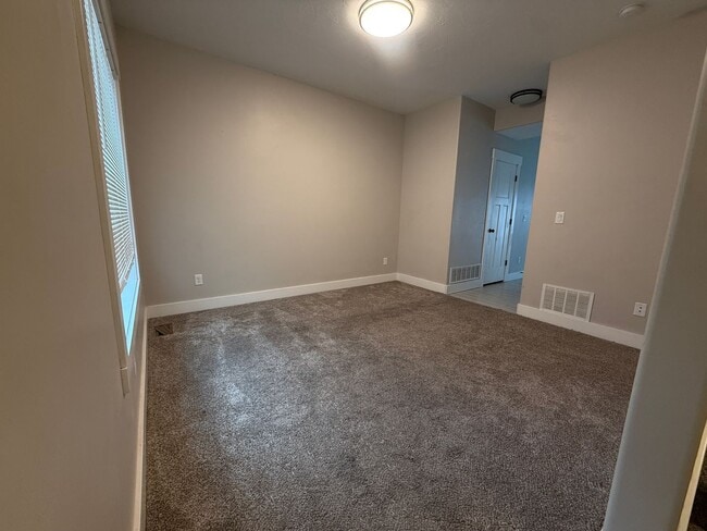 Building Photo - 690 S Saturn Ave