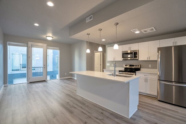 Foto del edificio - Beautiful 4 Bed - 3 Bath Townhome in Great Clearfield Location! Available on June 10th!