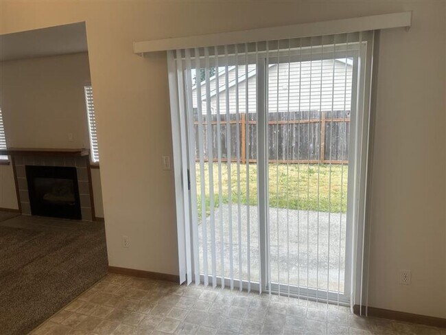 Foto del edificio - Spacious 3 Bedroom Ranch Home on Corner Lot – 98682