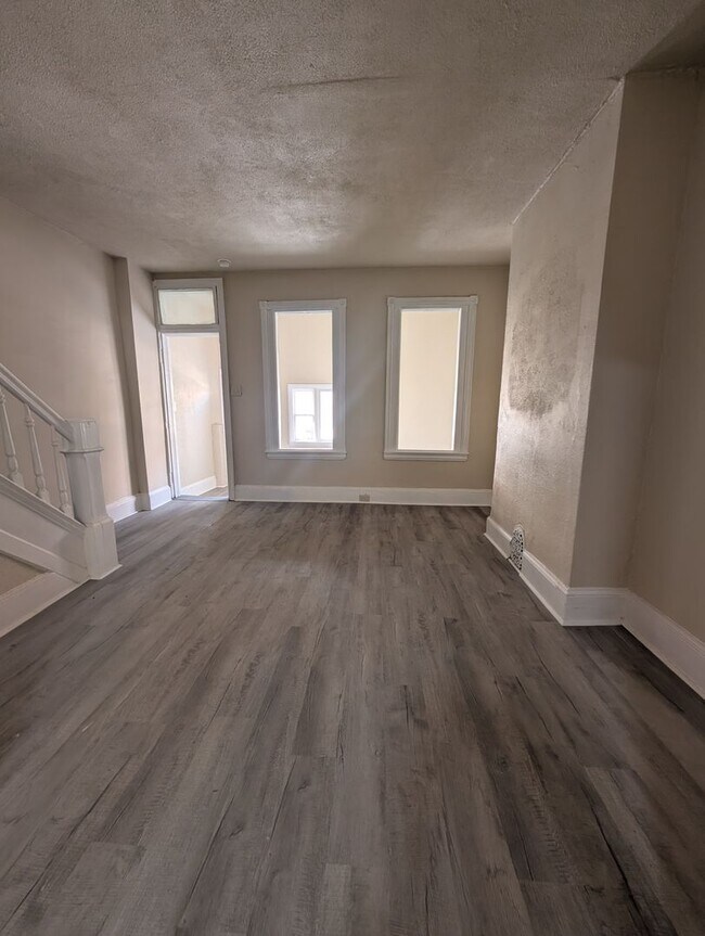 Foto del edificio - Beautiful Newly Remodeled 3 bedroom Coming...