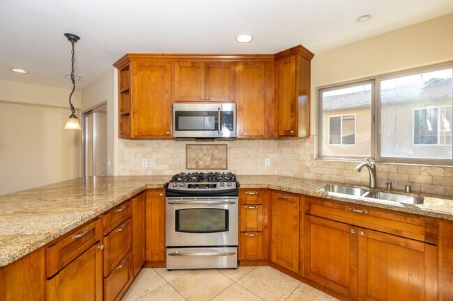 Foto del edificio - Beautiful 3 br/3.5ba Townhome in Pacific Beach Just Blocks to Crown Point Shores!