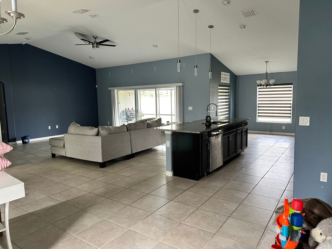 Foto principal - 146 Bayside Dr