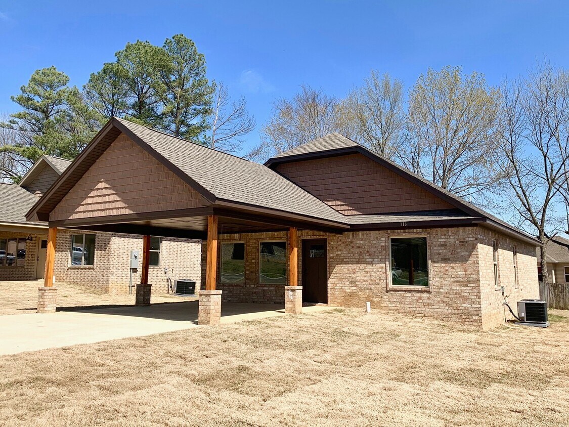 Primary Photo - 316 Wolf Den - For RENT!