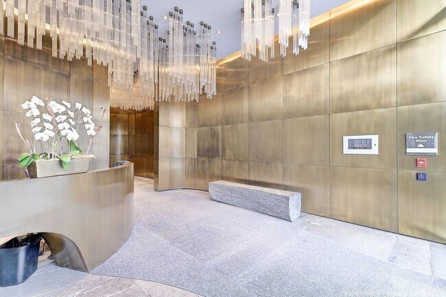 Photo du bâtiment - 200 Bloor St W