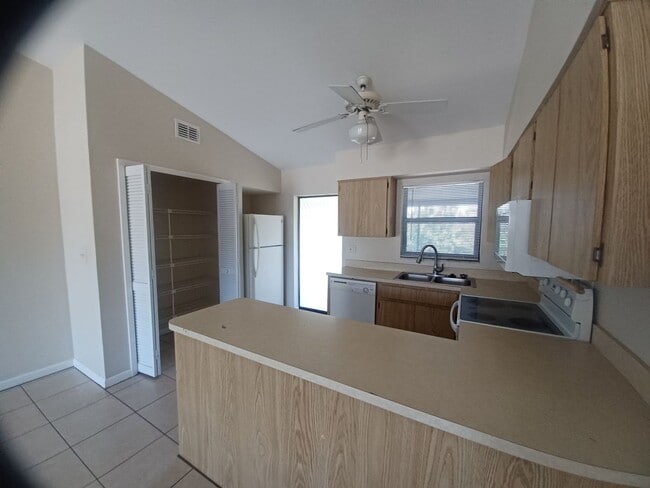 Foto del edificio - 17382 W Carnegie Cir