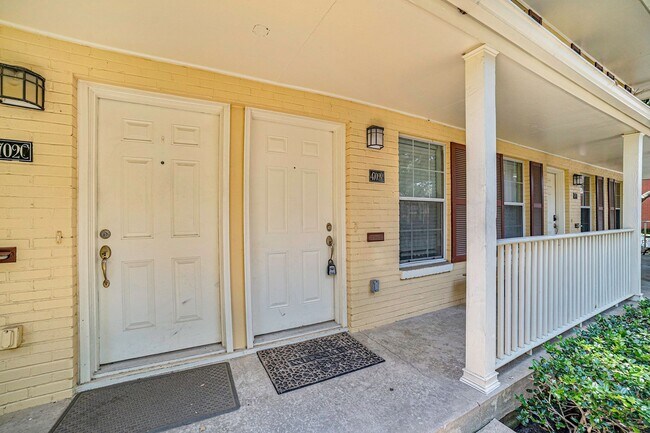 Foto del edificio - Charming, turnkey apartment near Oak Lawn ...
