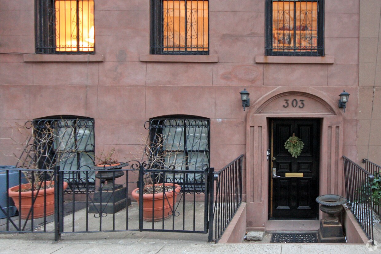 Building Photo - 303 E 18th St
