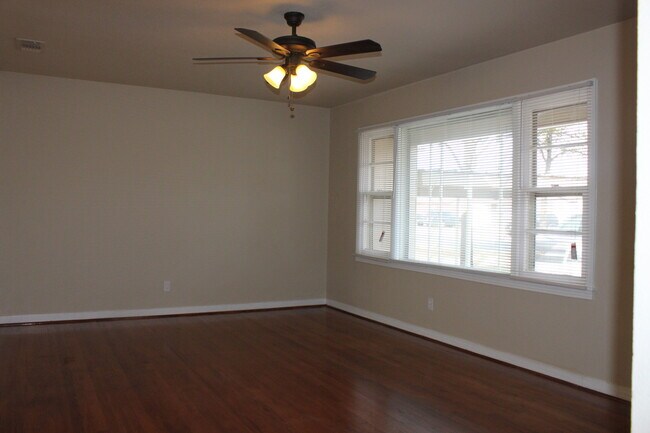 Foto del edificio - Updated 3 Bedrooms 1 Bath 1 Car Carport Available 12/10/2025
