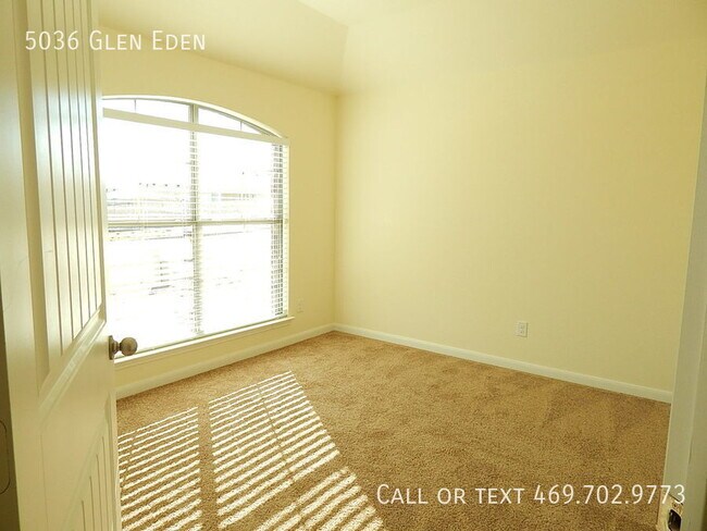 Building Photo - Beautiful 4 bedroom, Huge Island Kitchen, ...