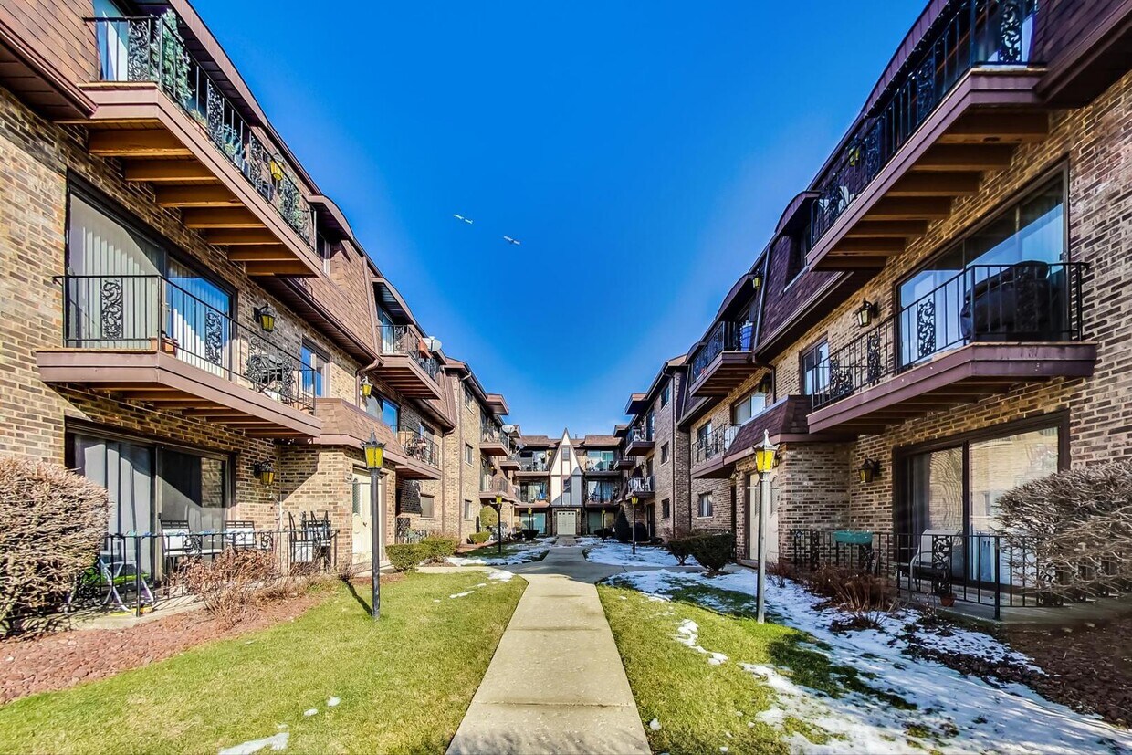 6443 N Northwest Hwy Unit 21, Chicago, IL 60631 Condo for Rent in