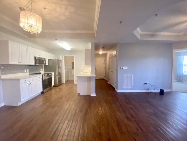 Building Photo - Two Bedroom Spacious Condo Near Everything Bluffton Has to Offer!