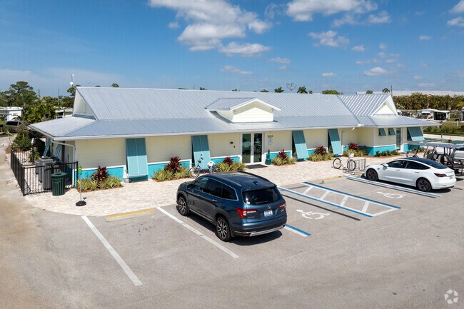 Servicios Clubhouse - Estero Bay Village