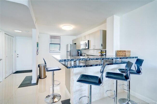 Foto del edificio - 9940 S Ocean Dr