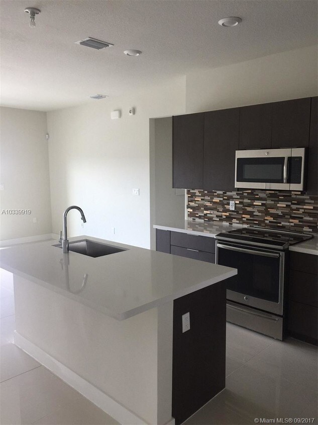 Foto principal - 7805 NW 104th Ave