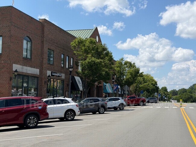 Building Photo - 523 E Broad St