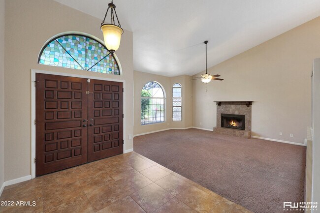 Building Photo - 2645 E Claire Dr