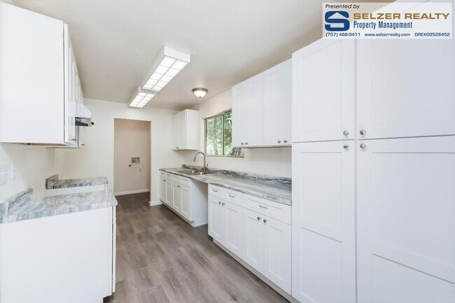 Foto del edificio - Charming updated 3 bd. Brooktrails home in a lovely setting!
