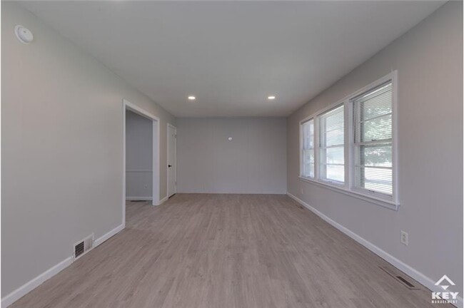 Building Photo - 209 S Custer Ave