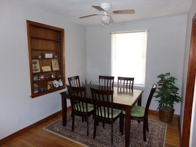 Foto del edificio - Charming Three Bedroom Home- Newly remodled Kitchen