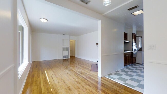 Foto del edificio - Gated 3-Bed, 3-Bath Gem with Dual Primary ...