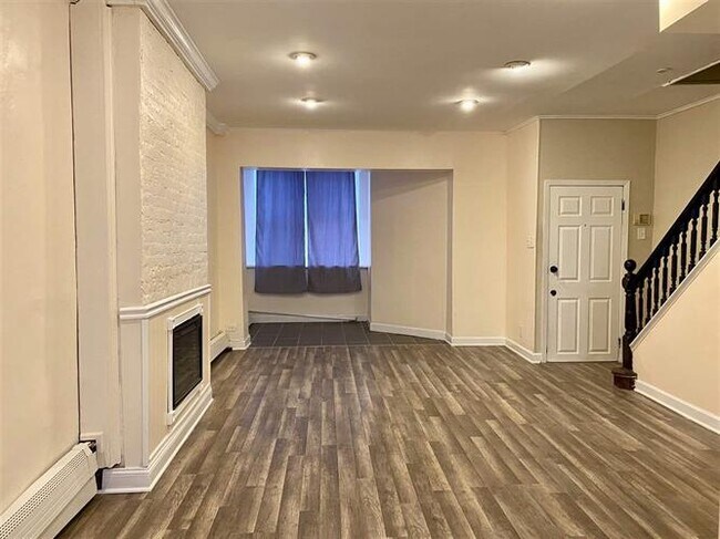 Building Photo - 33 Pearsall Ave