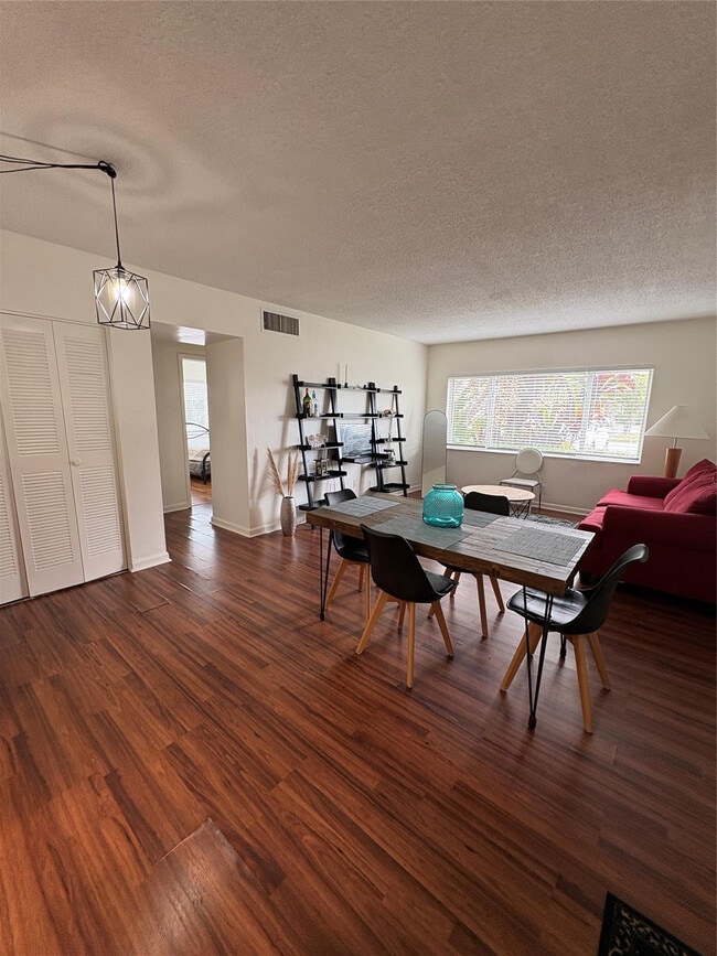 Building Photo - 101 SE 6th Ave