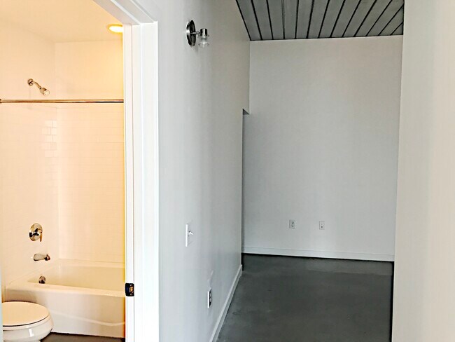 Building Photo - 620 Glen Iris Dr NE