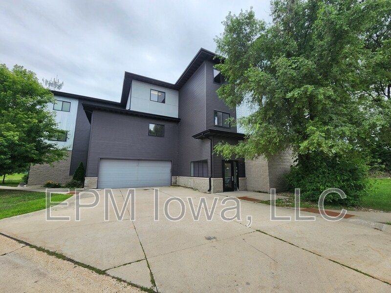 Foto principal - 221 E 5th St