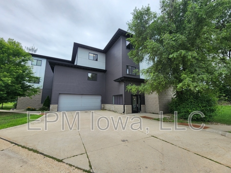Primary Photo - 221 E 5th St