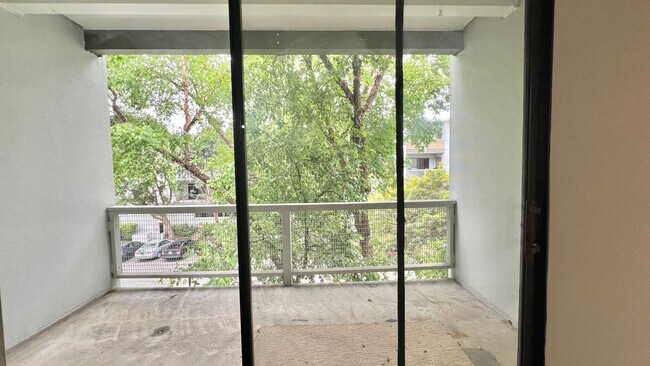 Foto del edificio - Well-maintained 2bd 1.5 ba  with plenty of...