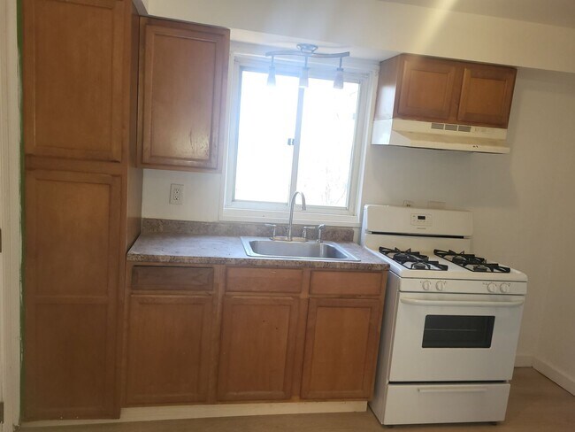 Building Photo - 3 bedroom 1.5 bath with driveway and garage!