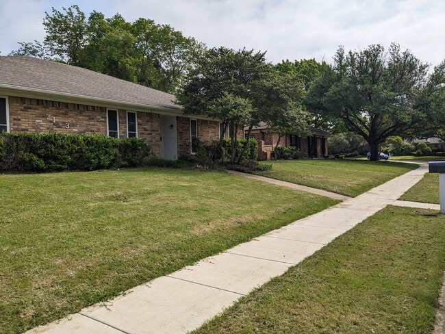 Front looking right - 2123 Pueblo Dr