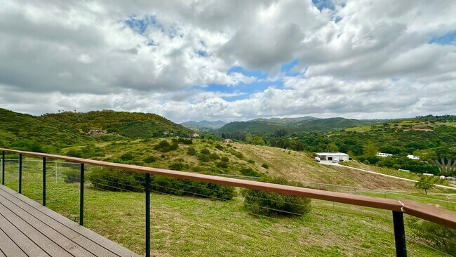 Foto del edificio - Stunning Single-Story with Spacious Deck, Panoramic Views, on Gated/Fenced Property!