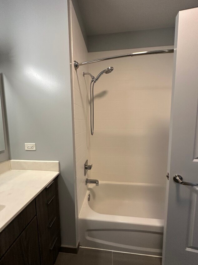 Foto principal - 1027 W Addison St
