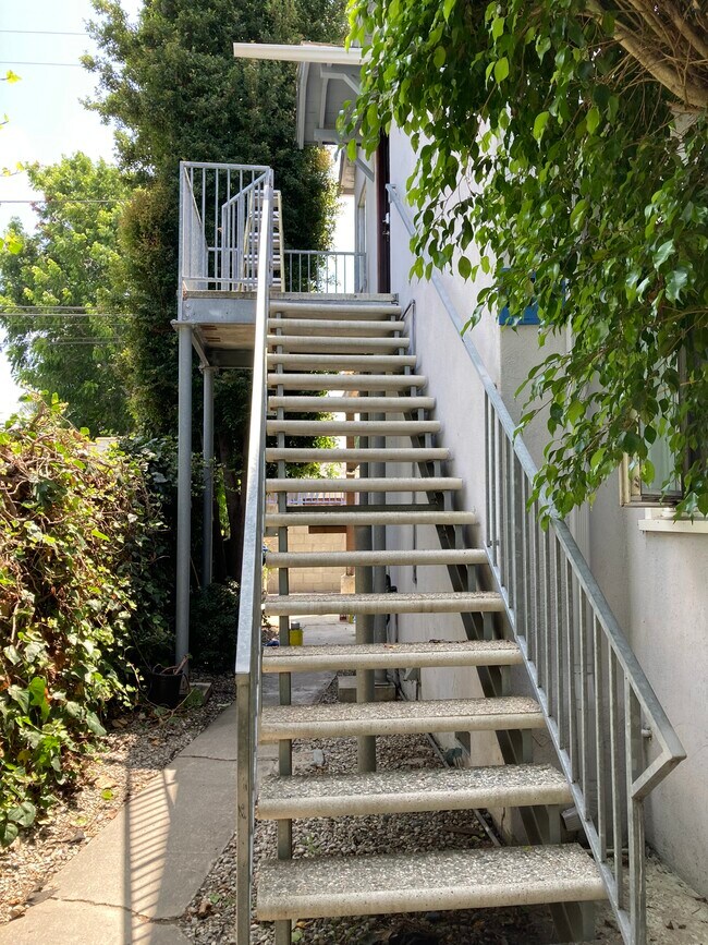 Escaleras de entrada - 774 Sunset Ave
