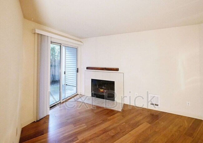 Building Photo - 3045 20th Ave W
