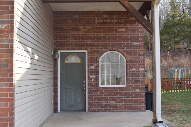 Building Photo - Spacious 3 Bedroom , 2 Bathroom Duplex wit...